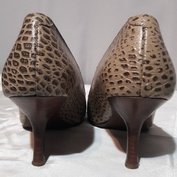 Liz Claiborne embossed leather peep toe 7 pumps - Picture 3 of 7